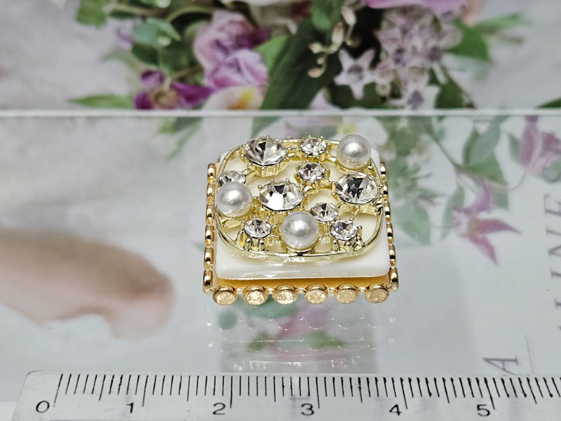 Брошь 1023006500236: цена 265 рублей.